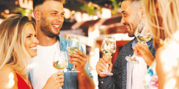 RBA-WF_2026_Keyvisual_Copyright_djile-stock.adobe.com Kopie Paare mit Weinglas in der Hand