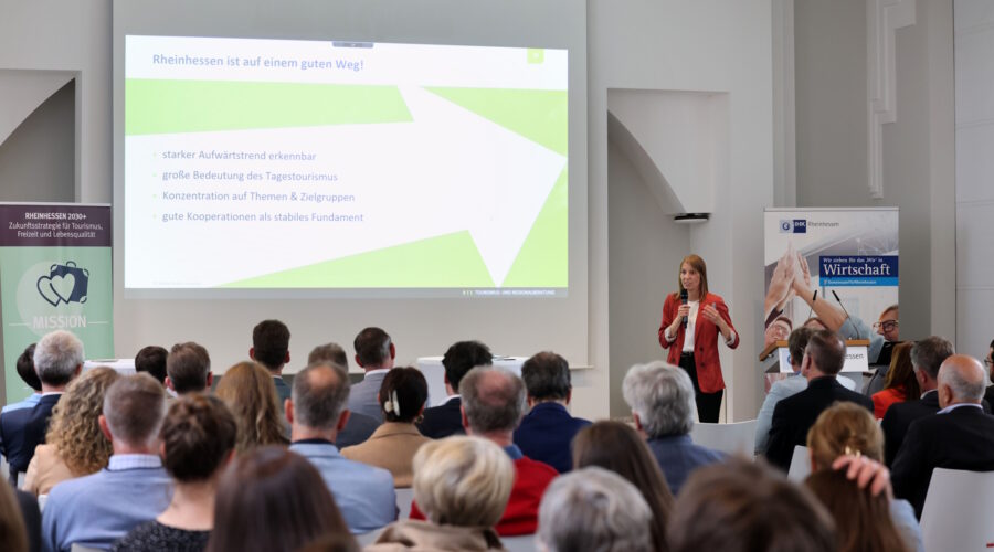3 Tourismusforum Vorstellung Zukunftsstrategie Rheinhessen 2030+ © IHK für Rheinhessen/Alexander Sell 3 Tourismusforum Vorstellung Zukunftsstrategie Rheinhessen 2030+ © IHK für Rheinhessen/Alexander Sell