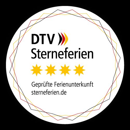 DTV-Sterne für Ferienunterkünfte Rundes DTV-Sterneferien-Siegel mit vier gelben Sternen. Im weißen Kreis stehen die Texte „DTV Sterneferien“, „Geprüfte Ferienunterkunft“ und „sterneferien.de“.