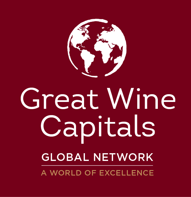 Logo GWC Dunkelrotes Logo mit weißer stilisierter Weltkugel über dem Schriftzug „Great Wine Capitals“. Darunter stehen „Global Network“ und „A World of Excellence“ in goldfarbener Schrift.