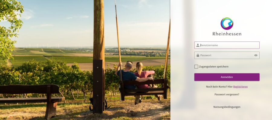Mediadatenbank Rheinhessen Geteilte Ansicht: Links sitzt ein Paar auf einer Holzschaukel vor Weinbergen und weiter Landschaft. Rechts befindet sich die Rheinhessen-Anmeldung mit Feldern für Benutzername und Passwort sowie Schaltflächen zur Registrierung.