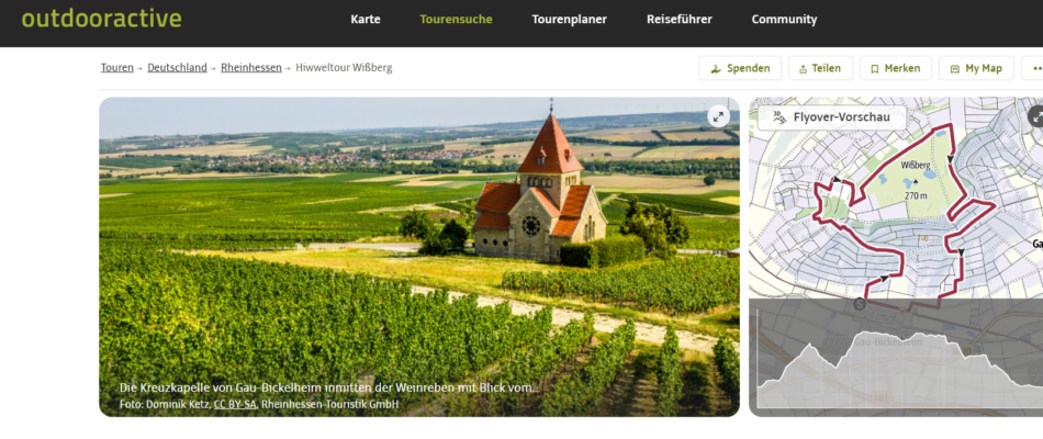 Outdooractive Screenshot einer Outdooractive-Tourenseite: Links steht die Kreuzkapelle von Gau-Bickelheim zwischen grünen Weinbergen, rechts zeigt eine Karte den markierten Rundweg der Hiwweltour Wißberg mit Höhenprofil.