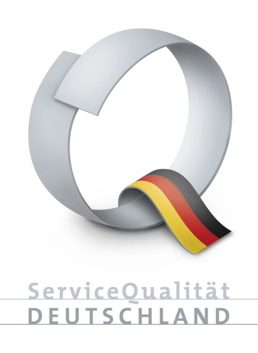 Logo ServiceQualität Deutschland Logo mit großem silbergrauem Buchstaben Q und einem geschwungenen Band in Schwarz, Rot und Gold. Darunter steht der Schriftzug „ServiceQualität Deutschland“.