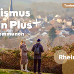 Tourismus ist ein Plus – auch für unsere Kommunen Zwei Personen stehen an einem Aussichtspunkt und blicken auf eine Ortschaft im Hügelland. Darüber steht „Tourismus ist ein Plus+ für die Kommunen – Ein Blick zeigt, warum“, unten das Logo „Gold Rheinland-Pfalz“.