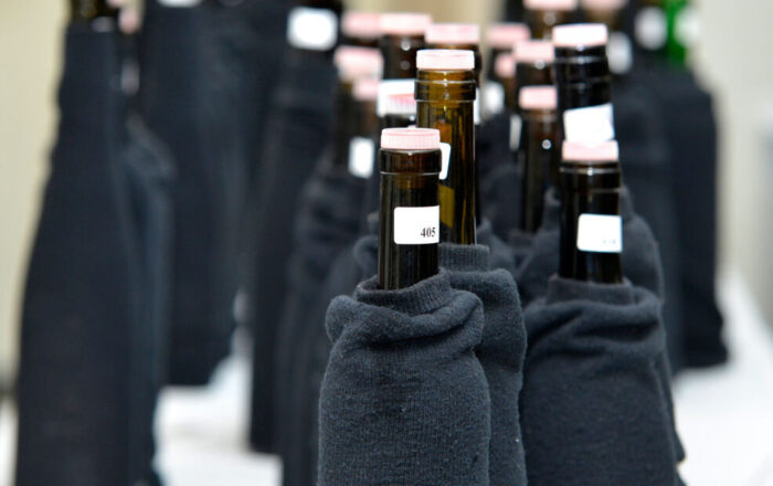 Weinwettbewerb - verdeckte Flaschen